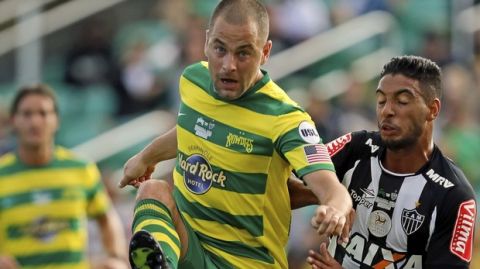 Tampa Bay Rowdies' Joe Cole, left, passes against the defense of Clube Atletico Mineiro's Nathanael Ananias during the first half of a Florida Cup soccer match, Saturday, Jan. 14, 2017, in St. Petersburg, Fla. (AP Photo/Mike Carlson)