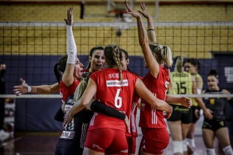 Τα κορίτσια του Ολυμπιακού πανηγυρίζουν κατά τη διάρκεια του αγώνα με την ΑΕΚ