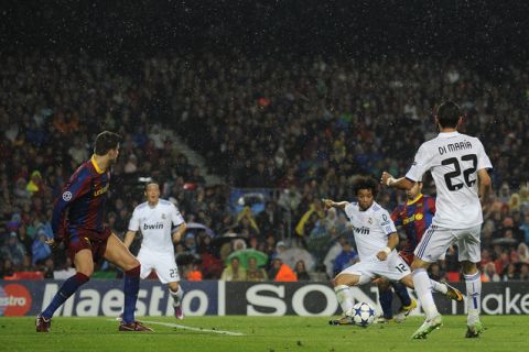 BARCELONA, SPAIN - MAY 03:  Marcelo of Real Madrid (2ndR) scores during the UEFA Champions League Semi Final second leg match between Barcelona and Real Madrid at the Camp Nou on May 3, 2011 in Barcelona, Spain.  (Photo by David Ramos/Getty Images)