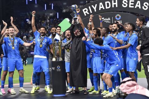 Οι παίκτες της Αλ-Χιλάλ κατά την απονομή του τροπαίου για το Riyadh Season Cup 2024 στην "Κίνγκντομ Αρένα", Ριγιάντ | Πέμπτη 8 Φεβρουαρίου 2024
