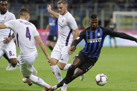 Inter Milan's Keita Balde, right, is challenged by Fiorentina's Jordan Veretout during the Serie A soccer match between Inter Milan and Fiorentina, at the San Siro stadium in Milan, Italy, Tuesday, Sept. 25, 2018. (AP Photo/Luca Bruno)