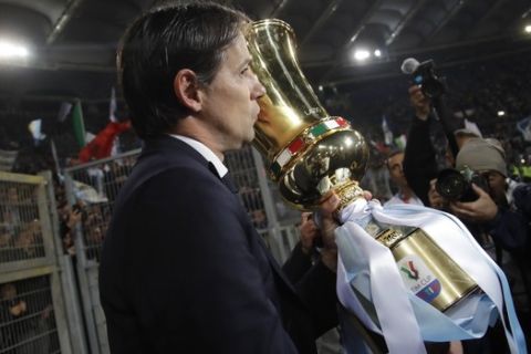 Ο Σιμόνε Ιντζάγκι με το τρόπαιο του Κυπέλλου Ιταλίας που κατέκτησε το 2019 με την Λάτσιο