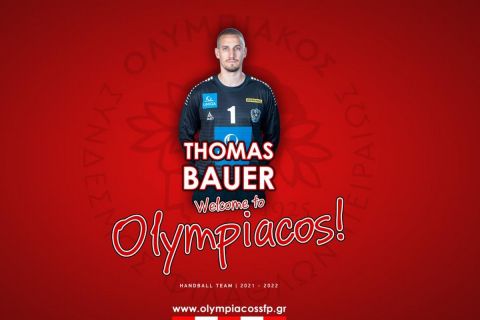 Ο Τόμας Μπάουερ κατά την ανακοίνωσή του από τον Ολυμπιακό
