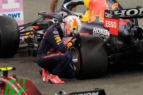 Ο Μαξ Φερστάπεν σκύβει μπροστά από το μονοθέσιο της Red Bull μετά τη νίκη του στο Άμπου Ντάμπι | 11 Δεκεμβρίου 2021