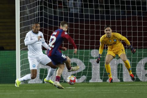 Barcelona's Fermin Lopez, center, shoots to score his sides first goal past Napoli's goalkeeper Alex Meret, right, during the Champions League, round of 16, second leg soccer match between FC Barcelona and SSC Napoli at the Olympic Stadium in Barcelona, Spain, Tuesday, March 12, 2024. (AP Photo/Joan Monfort)