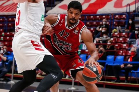 Ο Κάιλ Χάινς σε φάση από το παιχνίδι της Αρμάνι Μιλάνο με την Μπάγερν για τα playoffs της EuroLeague