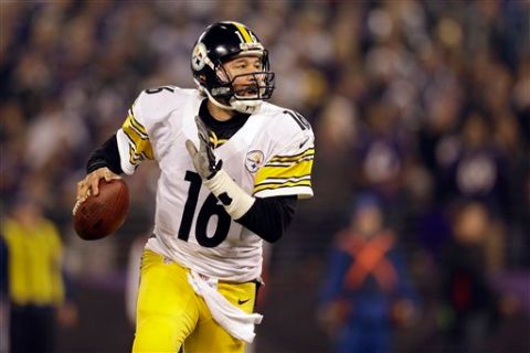 Pittsburgh Steelers quarterback Charlie Batch looks for an opening to pass during the second half of an NFL football game against the Baltimore Ravens in Baltimore, Sunday, Dec. 2, 2012. (AP Photo/Patrick Semansky)