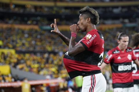 Ο Μπρούνο Ενρίκε της Φλαμένγκο πανηγυρίζει γκολ στο Copa Libertadores κόντρα στην Μπαρσελόνα