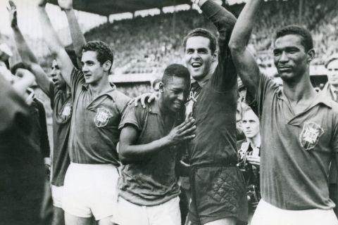 Ο Πελέ πανηγυρίζει την κατάκτηση του πρώτου του Παγκοσμίου Κυπέλλου το 1958