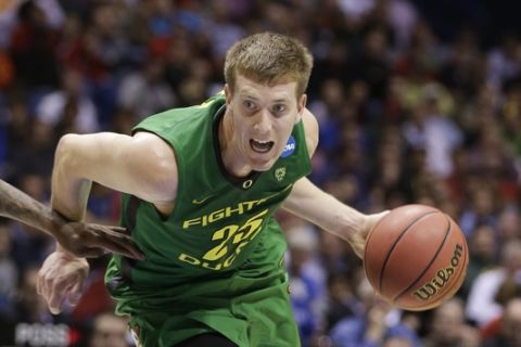Oregon forward E.J. Singler (25) drives with the ball during the first half of a regional semifinal against Louisville in the NCAA college basketball tournament, Friday, March 29, 2013, in Indianapolis. (AP Photo/Darron Cummings)