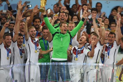 RIO DE JANEIRO, BRAZIL - JULY 13:  Manuel Neuer of Germany lifts the World Cup trophy with his team after defeating Argentina 1-0 in extra time during the 2014 FIFA World Cup Brazil Final match between Germany and Argentinaat Maracana on July 13, 2014 in Rio de Janeiro, Brazil.  (Photo by Laurence Griffiths/Getty Images)