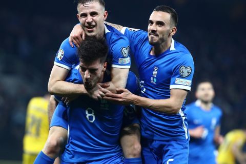 Οι παίκτες της Εθνικής Ελλάδας πανηγυρίζουν γκολ που σημείωσαν κόντρα στο Καζακστάν για τα ημιτελικά των playoffs του Euro 2024 στην OPAP Arena | Πέμπτη 21 Μαρτίου 2024