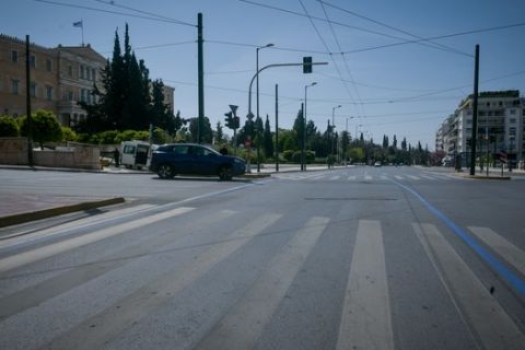 Στιγμιότυπο από  κεντρικούς δρόμους της Αθήνας.Σκέψεις στη Κυβέρνησης για καθολική απαγόρευση της κυκλοφορίας με αυτοκίνητο,γπροκειμένου  να περιοριστούν οι μετακινήσεις το Μ.Σάββατο και την Κυριακή του Πάσχα,στομ πλαίσιο των μέτρων εμπόδισης της διασποράς του κορονοϊού, Μ.Τρίτη 14 Απριλίου 2020 (EUROKINISSI/ΤΑΤΙΑΝΑ ΜΠΟΛΑΡΗ)