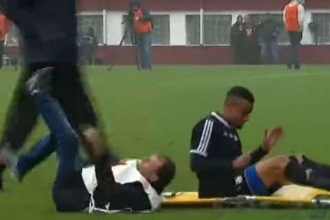 Τραυματιοφορέας γλίστρησε και έπεσε μαζί με τον παίκτη! 