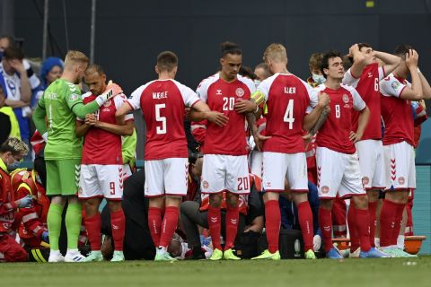 Οι παίκτες της Δανίας σχηματίζουν ανθρώπινη ασπίδα για να προστατέψουν τον Κρίστιαν Έρικσεν μετά την κατάρρευσή του στον αγωνιστικό χώρο