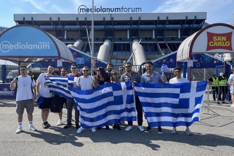 Εθνική μπάσκετ: Ο Σπύρος Καβαλιεράτος έξω από το Forum στην άφιξη των Ελλήνων φιλάθλων για τη μάχη με την Κροατία