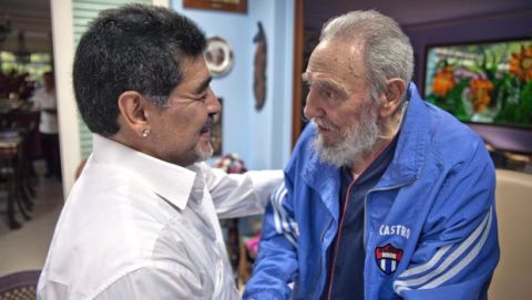 Ο Φιντέλ Κάστρο με τον Ντιέγκο Μαραντόνα στις 13 Απριλίου του 2013