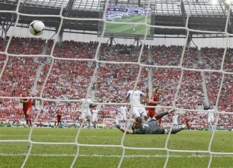 Czech Republic's Petr Jiracek, right, scores a goal during the Euro 2012 soccer championship Group A match between Greece and Czech Republic in Wroclaw, Poland, Tuesday, June 12, 2012. (AP Photo/Antonio Calanni)