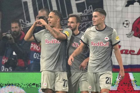 Ο Νόα Οκαφόρ της Ζάλτσμπουργκ πανηγυρίζει γκολ που σημείωσε κόντρα στην Ντίναμο για τη φάση των ομίλων του Champions League 2022-2023 στη "Ρεντ Μπουλ Αρένα" | Τετάρτη 5 Οκτωβρίου 2022