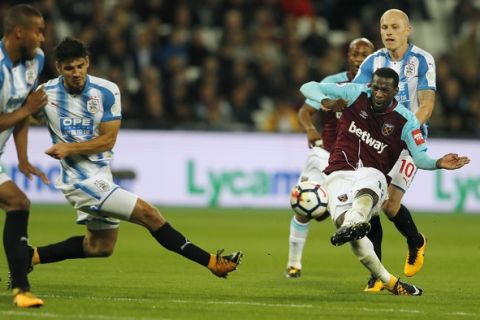 West Ham's Pedro Obiang, right, shoots to score his side's first goal during the English Premier League soccer match between West Ham United and Huddersfield Town at London Stadium in London, Monday, Sept. 11, 2017.(AP Photo/Frank Augstein)