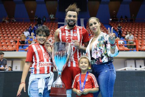 Ο Ιντάλγκο πανηγύρισε το Κύπελλο των ερυθρολεύκων μαζί τη σύντροφο του και τα παιδιά τους