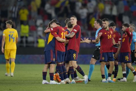 Οι παίκτες της Ισπανίας πανηγυρίζουν στο παιχνίδι με τη Ρουμανία για το Euro U21 2023