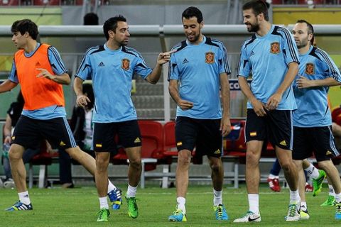 Spain's Javier Martinez, first left, Xavi Hernandez, second, Sergio Busquets, third, Gerard Pique, fourth, and Andres Iniesta warm up during a training session in the Arena Pernambuco  in Recife, Brazil, Saturday, June 15, 2013. The Arena Pernambuco will host the Confederations Cup match between Spain and Uruguay, Sunday.(AP Photo/Fernando Llano)