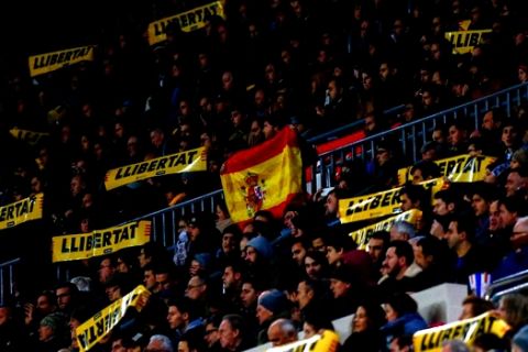 Ισπανική σημαία ανάμεσα σε καταλανικά μηνύματα ανεξαρτησίας