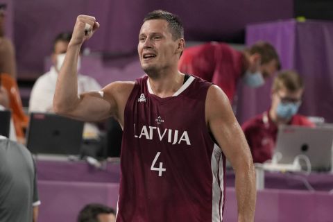Ο Καβάρς της Λετονίας πανηγυρίζει το χρυσό μετάλλιο στο 3Χ3 μετά τη νίκη επί της Ρωσίας | 28 Ιουλίου 2021