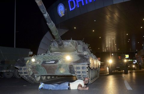 Συγκλονιστικές εικόνες: Πολίτες εναντίον στρατιωτών