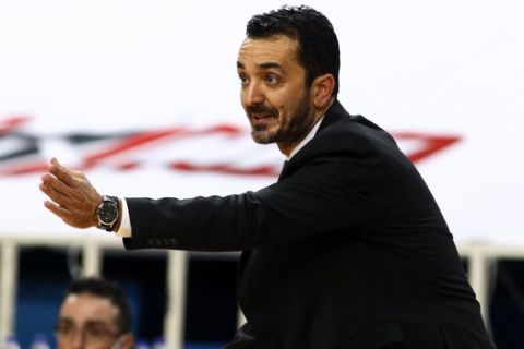 Ο Γιώργος Βόβορας δίνει οδηγίες στους παίκτες του Παναθηναϊκού στο εντός έδρας παιχνίδι με την Μπάγερν