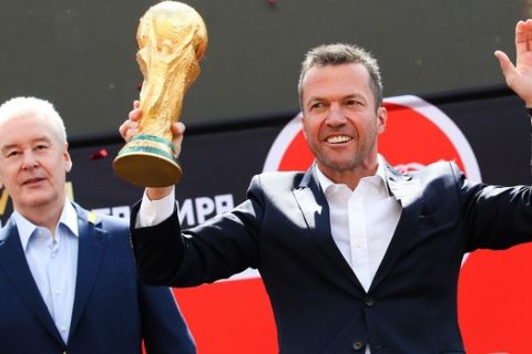 Ο Λόταρ Ματέους σηκώνει το τρόπαιο του Παγκοσμίου Κυπέλλου σε εκδήλωση στην Μόσχα πριν από το Μουντιάλ του 2018