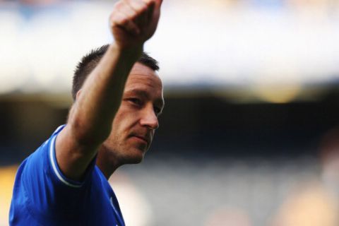 LONDON, ENGLAND - MAY 04:  John Terry of Chelsea acknowledges the crowd following the Barclays Premier League match between Chelsea and Norwich City at Stamford Bridge on May 4, 2014 in London, England.  (Photo by Clive Rose/Getty Images)
