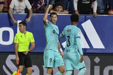 Ο Ρόμπερτ Λεβαντόβσκι της Μπαρτσελόνα πανηγυρίζει γκολ που σημείωσε κόντρα στην Οσασούνα για τη La Liga 2023-2024 στο "Σαδάρ", Παμπλόνα | Κυριακή 3 Σεπτεμβρίου 2023