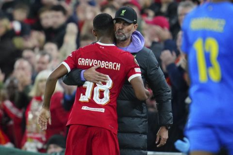 Ο Γιούργκεν Κλοπ αγκαλιάζει τον Ράιαν Χράβενμπερχ στο πλαίσιο του αγώνα της Λίβερπουλ με την Ουνιόν Σεν Ζιλουάζ στο Europa League | 5 Οκτωβρίοιυ 2023