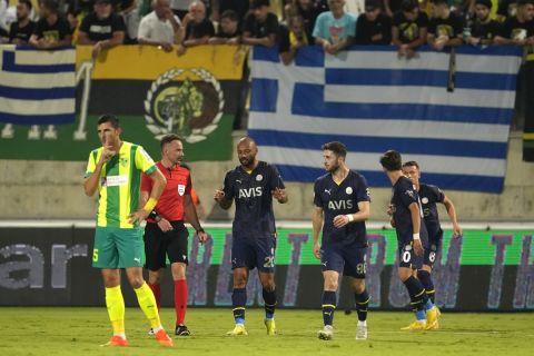 Οι παίκτες της Φενέρμπαχτσε πανηγυρίζουν γκολ που σημείωσαν κόντρα στην ΑΕΚ Λάρνακας για τη φάση των ομίλων του Europa League 2022-2023 στην "ΑΕΚ Αρένα", Λάρνακα | Πέμπτη 13 Οκτωβρίου 2022
