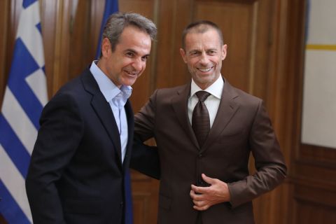 Ο Κυριάκος Μητσοτάκης και ο πρόεδρος της UEFA, Αλεκσάντερ Τσέφεριν