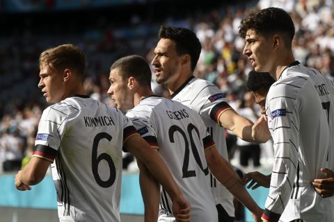 Οι Γερμανοί πανηγυρίζουν το γκολ του Ρόμπιν Γκόζενς