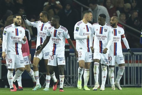 Οι παίκτες της Λιόν πανηγυρίζουν γκολ που σημείωσαν κόντρα στην Παρί για τη Ligue 1 2022-2023 στο "Παρκ ντε Πρενς", Παρίσι | Κυριακή 2 Απριλίου 2023