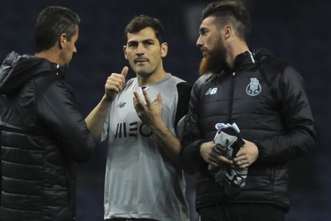 Porto goalkeeper Iker Casillas, center, gestures while talking with Porto goalkeeper Jose Sa, right, at the end of a Champions League group G soccer match between FC Porto and Leicester City at the Dragao stadium in Porto, Portugal, Wednesday, Dec. 7, 2016. (AP Photo/Paulo Duarte)