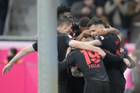 Οι παίκτες της Λεβερκούζεν πανηγυρίζουν γκολ που σημείωσαν κόντρα στη Βόλφσμπουργκ για την Bundesliga 2023-2024 στην "Μπαϊαρένα", Λεβερκούζεν | Κυριακή 10 Μαρτίου 2024