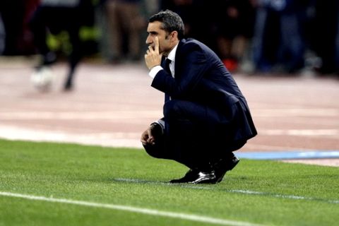 Barcelona coach Ernesto Valverde follows the Champions League quarterfinal second leg soccer match between Roma and FC Barcelona at Rome's Olympic Stadium, Tuesday, April 10, 2018. (AP Photo/Andrew Medichini)