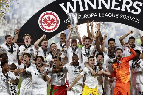 Οι παίκτες της Άιντραχτ σηκώνουν το τρόπαιο του Europa League στον τελικό