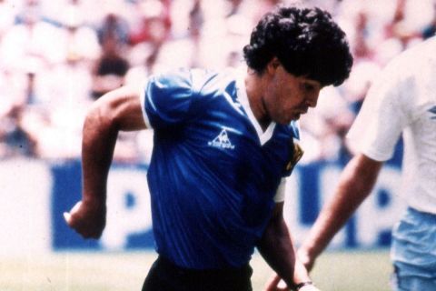 Ο Ντιέγκο Μαραντόνα της Αργεντινής σε στιγμιότυπο της αναμέτρησης με την Αγγλία για τα προημιτελικά του Παγκοσμίου Κυπέλλου 1986 στο "Αζτέκα", Πόλη του Μεξικού | Κυριακή 22 Ιουνίου 1986