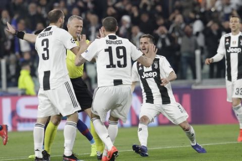 Juventus players argue with the referee after a goal was disallowed during the Champions League round of 16, 2nd leg, soccer match between Juventus and Atletico Madrid at the Allianz stadium in Turin, Italy, Tuesday, March 12, 2019. (AP Photo/Luca Bruno)