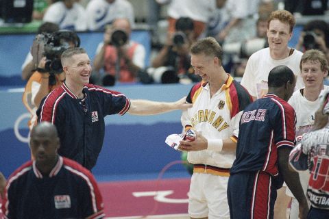 Ο Ντέτλεφ Σρεμπφ και ο Κρις Μάλιν στη διάρκεια του αγώνα Γερμανία-ΗΠΑ στο ολυμπιακό τουρνουά του 1992