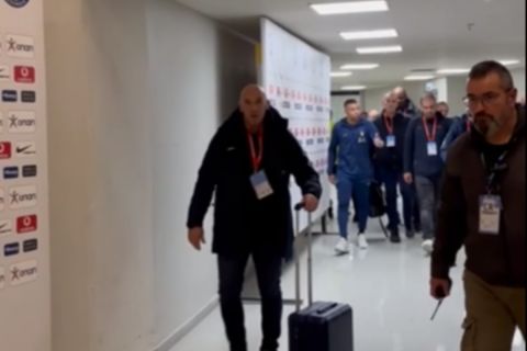 Ο Κιλιάν Εμπαπέ αποχωρεί από τη μεικτή ζώνη με συνοδεία