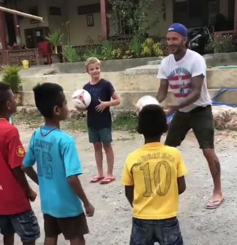 Ο "δάσκαλος" Μπέκαμ μαθαίνει ποδόσφαιρο σε παιδιά στην Ινδονησία