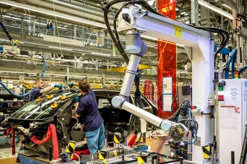 Άνθρωποι και ρομπότ μαζί στην παραγωγή BMW