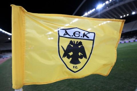Σημαιάκι του κόρνερ με το λογότυπο της ΑΕΚ στο ΟΑΚΑ στον αγώνα του Κυπέλλου Ελλάδας με τον Αστέρα Τρίπολης το 2020.